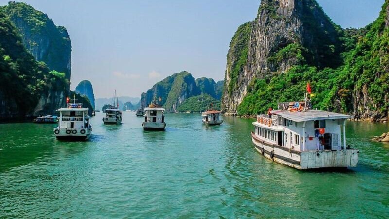 The summer scenery of Ha Long attracts a large number of tourists